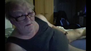 Vovô acariciando na webcam