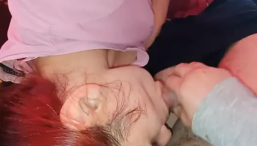 Stiefvater lässt mich den ganzen Tag Schwanz lutschen und auch Sperma schlucken