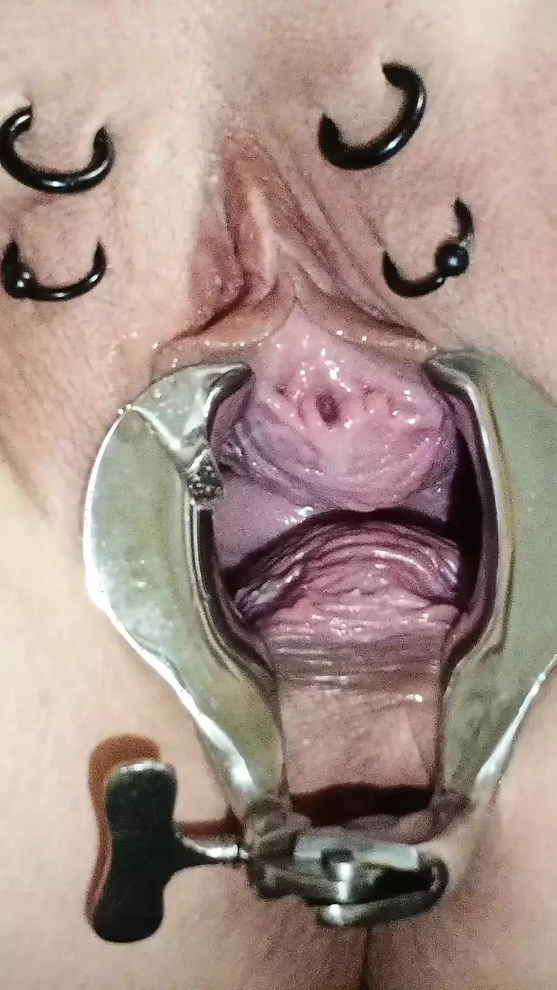 Sklavins为她的主人提供另一次小便洞训练！