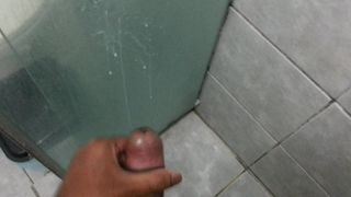Explosion de sperme chaud dans la salle de bain!