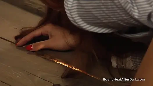 Röntgenci lezbiyen köle çıplak madamı izliyor ve orgazm olana kadar mastürbasyon yapıyor