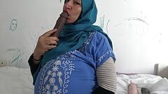 La moglie araba egiziana incinta dice porcate
