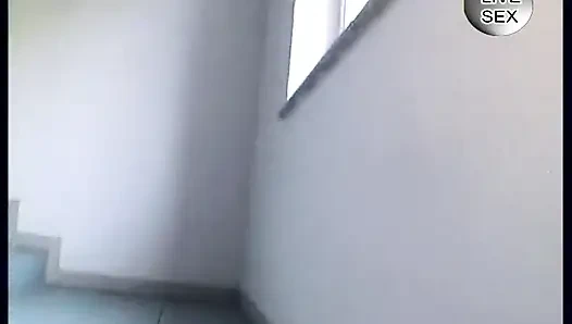 Küçük memeli esmer genç kız yarak emiyor ve göğüslerine boşaltıyor