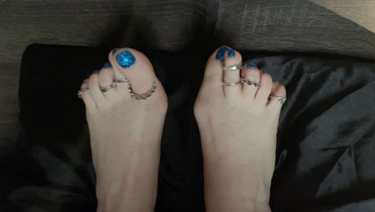 Perfección de pies con dedos largos en anillos de plata de la dominatrix Lara