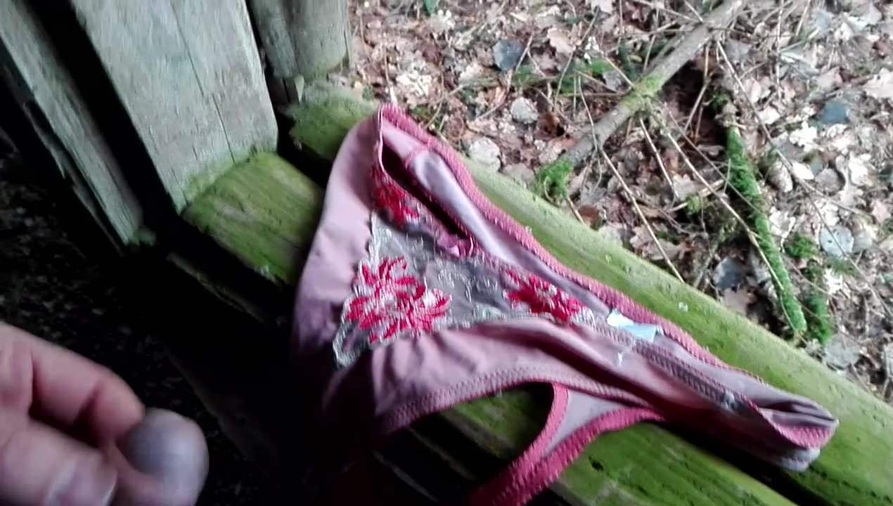 紐に屋外でザーメン