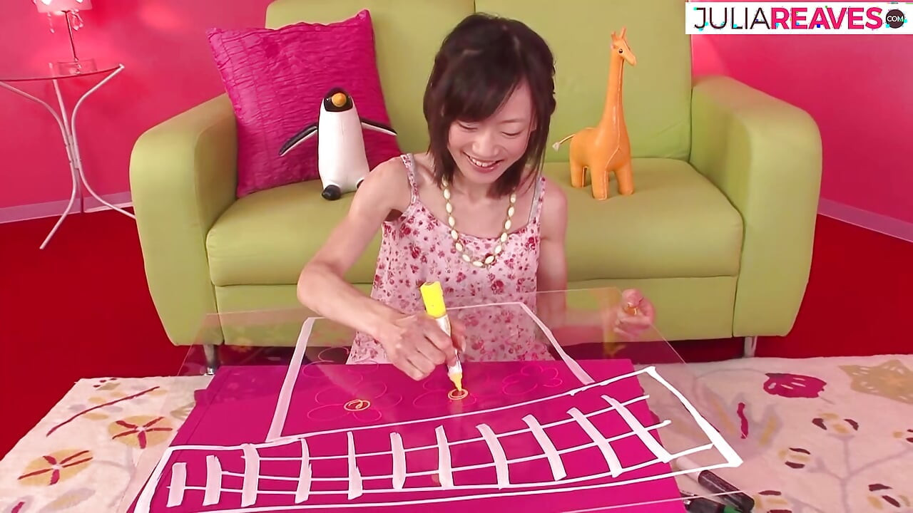 アジア人の膣がセックスおもちゃで濡れて、そして激しいセックスが始まる