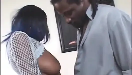 Pelacur kulit hitam yang fantastis menyepong kontol besar dan memeknya yang dicukur digagahi