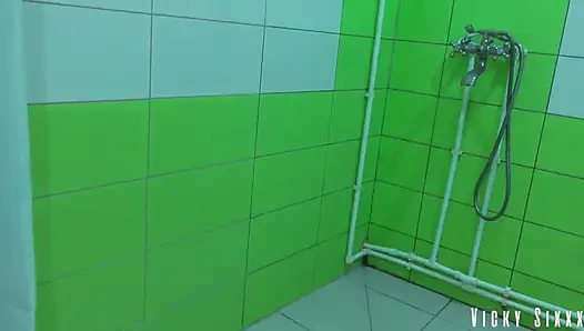 Gadis bugil lagi asik nyepong kontol di ruangan sauna