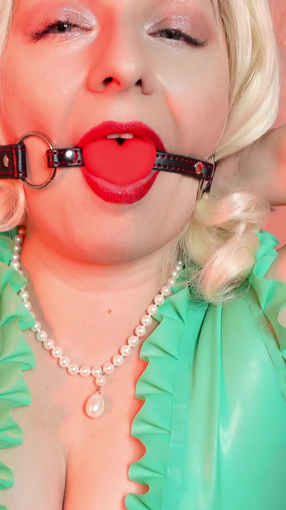 Rough pussy fuck of hot horny milf