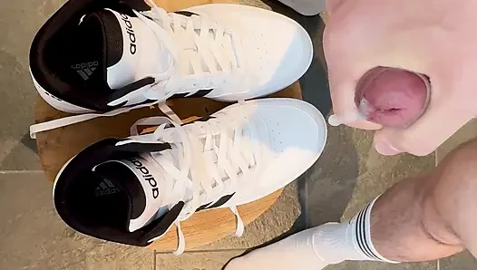 Yeni Adidas orta üst spor ayakkabılarımı sulu dölle vaftiz ediyorum