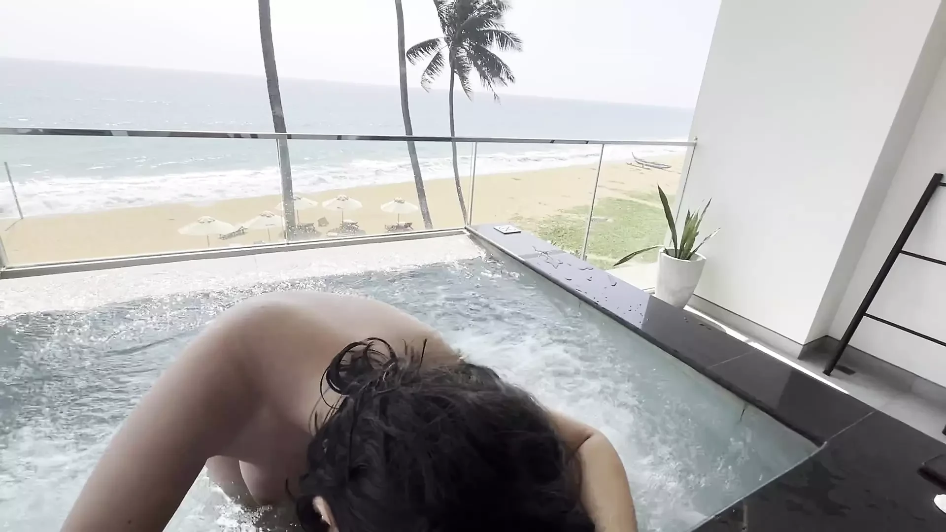 Masterbuteung gadis terangsang Iran dengan pomp sauna