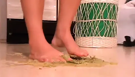 Давлю виноград моими босиками