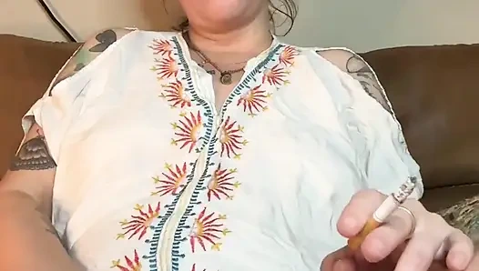 Sigara içen fetiş orta yaşlı seksi kadın mastürbasyon