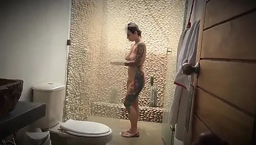 Sexsüchtiger Stiefvater stürmt unter die Dusche und kommt schließlich auf seine Stieftochter