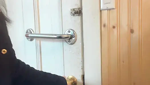 Hana lagi masak di dapur sebelum kencing di toilet