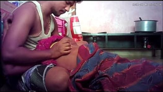 Индийская деревенская домохозяйка играет со своими сексуальными сиськами