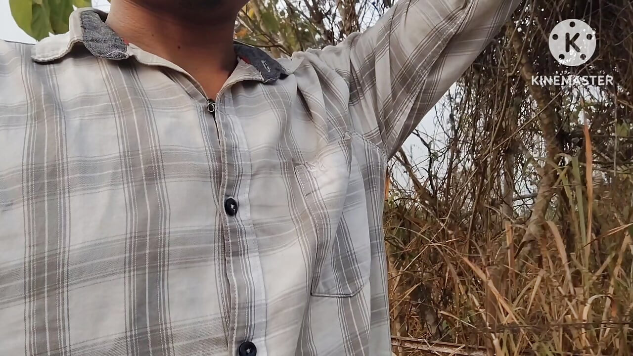 Jungle ghumne ke liye gaya hai