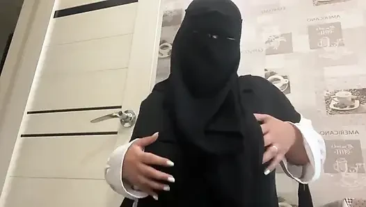 Tante seksi suriah lagi asik muasin memeknya pakai celana dalam