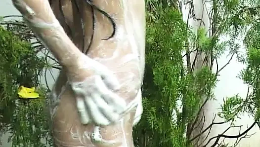 Schönes asiatisches mädchen wäscht ihren körper und raucht zigaretten