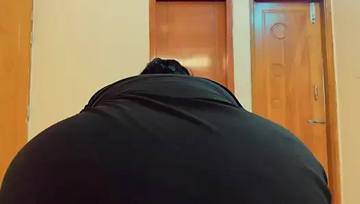 Gece yarısı açık ve ateşli üvey annem benden sikişmek istiyor... h büyük göğüsleri ve yarağımı emdikten sonra yarağıma biniyor