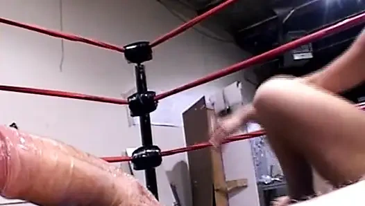 Sarışın orta yaşlı seksi kadın ateşli halka karşılaşmasında delikanlıya hükmediyor