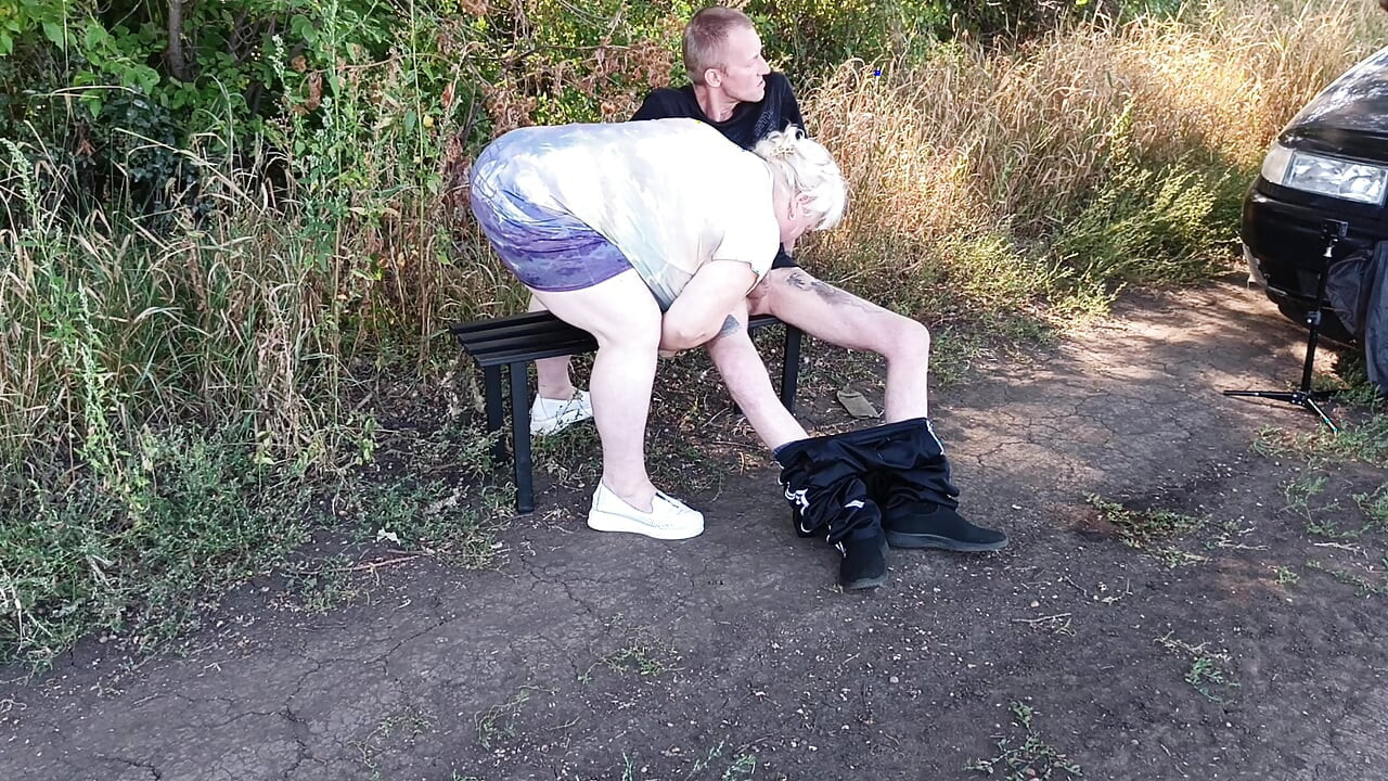 Susjed mi puši kurac u javnom parku na klupi dok ne svršim
