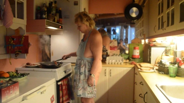 Goldenpussy 81, nude food