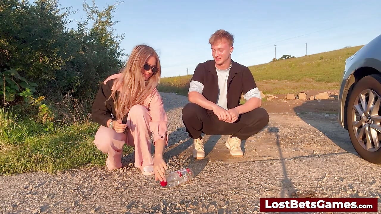 Uma recompensa de boquete desleixado por um jogo de Strip Bottle Flips