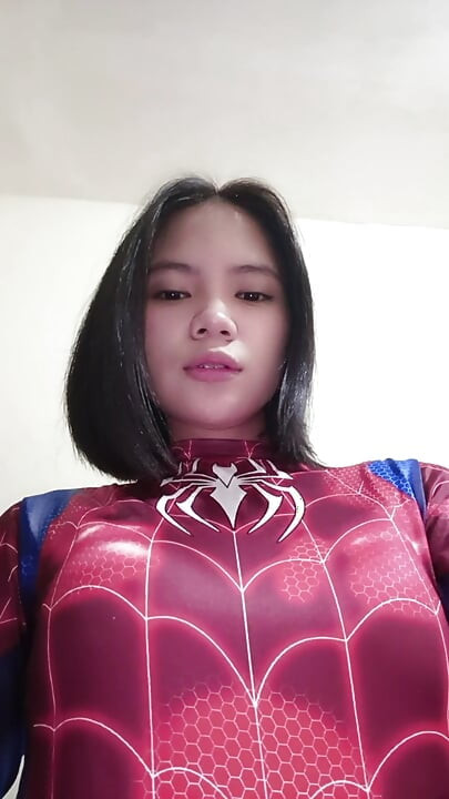 SPIDERGIRL ΠΑΊΖΕΙ ΜΌΝΗ ΤΗΣ ΜΕ ΔΟΝΗΤΉ