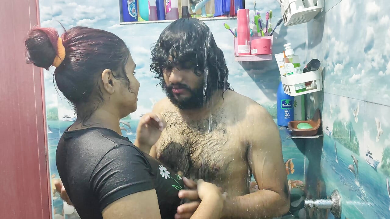 Casal quente toma banho no banheiro