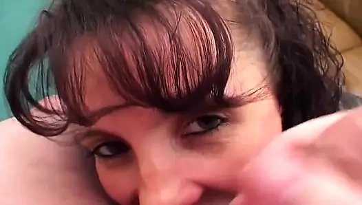 Brunette menggoda memek dengan pompa lalu mengambil dildo dan kontol