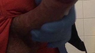 Латекс в резиновой перчатке дрочит жесткий член с сочным камшотом