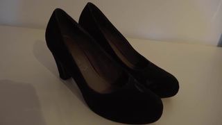 De schoenen van mijn zus: zwarte werkschoenen met hoge hakken i 4k
