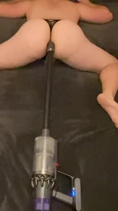 "Büyük balon götlü anal elektrikli süpürge mastürbasyonu" dan güçlü an