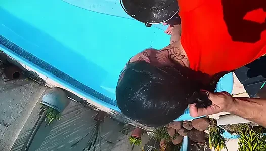 Wajah cewek rambut cokelat dengan pantat bahenol ini dientot habis-habisan di pinggir kolam renang