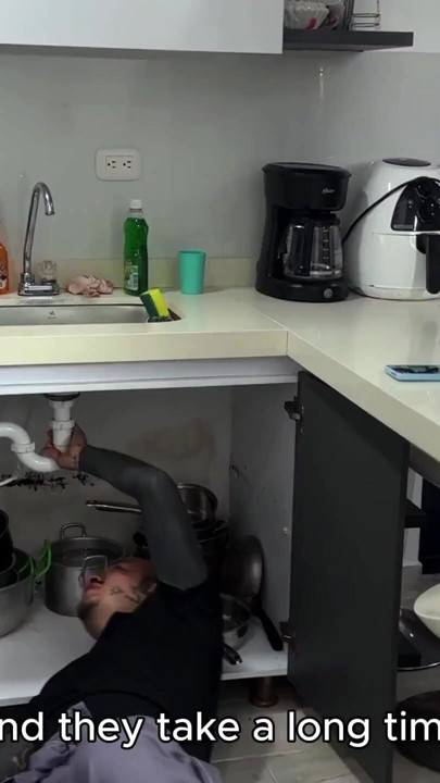 The plumber uncovers this horny cheater's pussy better than the pipes | Clip 1