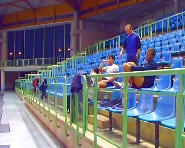 Schattige Franse babe geneukt in kleedkamer