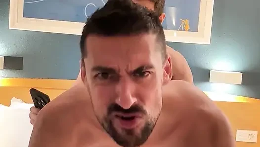 Ateşli sporcular birbirlerini büyük yarak emiyor