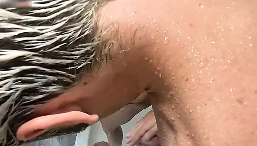Sie Nimmt Seinen Fetten Schwanz in Die Dusche