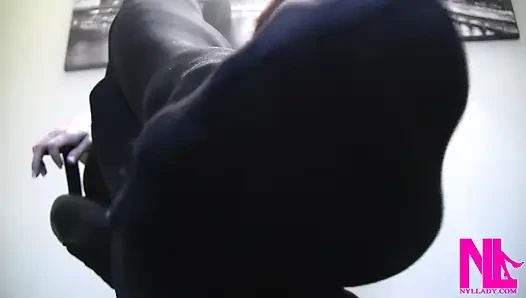 Siyah külotlu çorapla parmakla işaret ediyor
