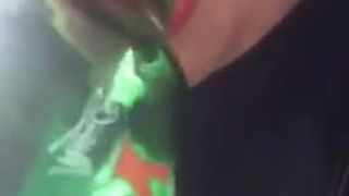 Chica samoana chupando una botella