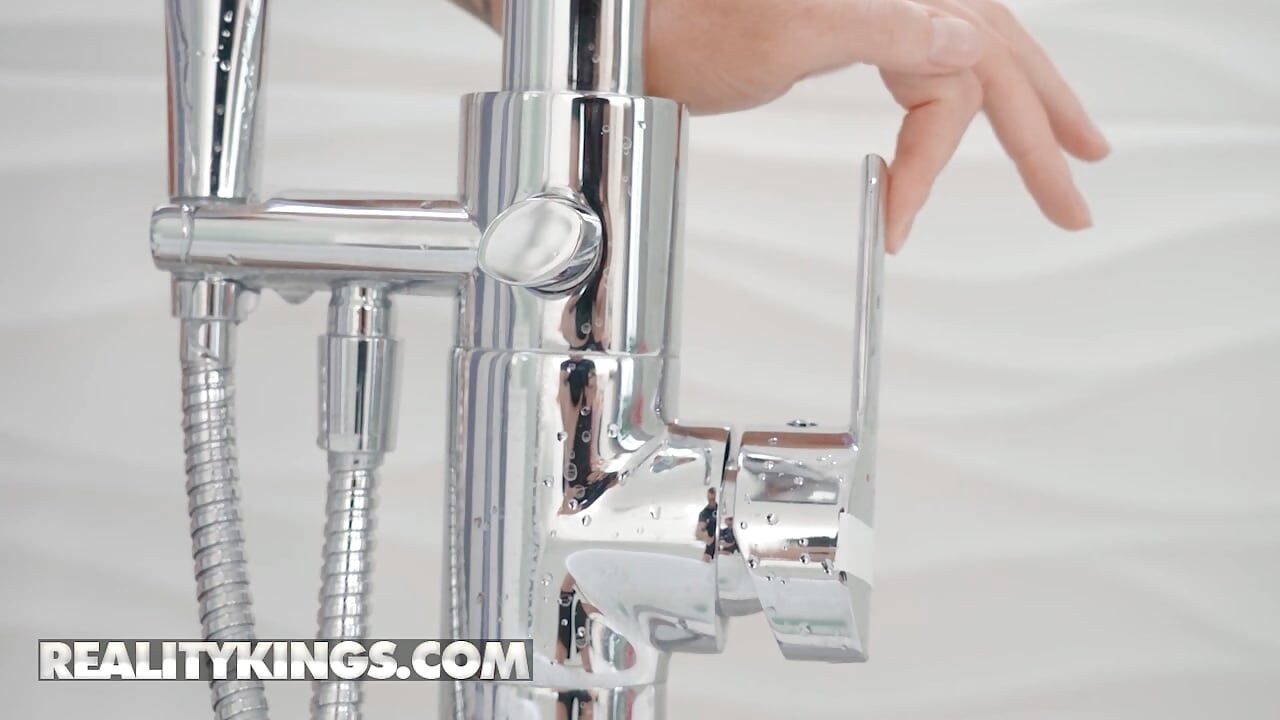 REALITY KINGS - Hot MILF Isabelle Deltore's Toy Show In The Tub Tempts Jordi Into Hardcore Bathroom Anal Sex