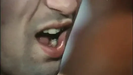 Üç seksi kız sert yarak alıyor