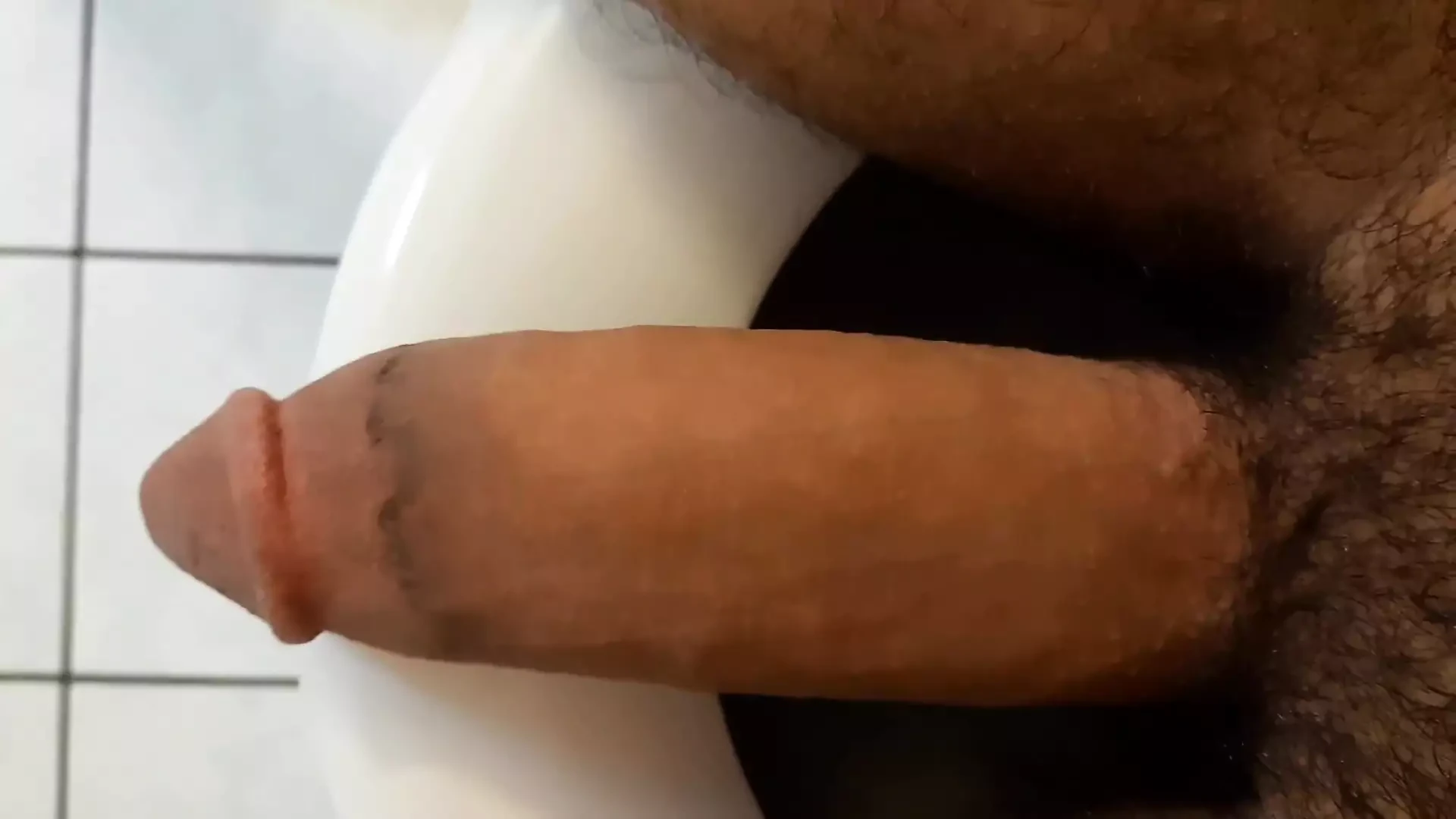 Αυνανισμός μεγάλου αραβικού πούτσου στο wc