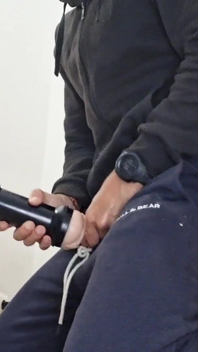 Arkadaşının evinde riskli fleshlight sikişi - büyük sert yarak ve anal oyun - içeri riskli boşalma | Klip 1