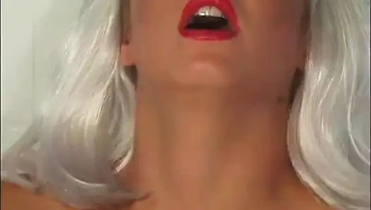 Çarpıcı Genç Ateşli Kız Salatalık Ile Orgazm Oluyor