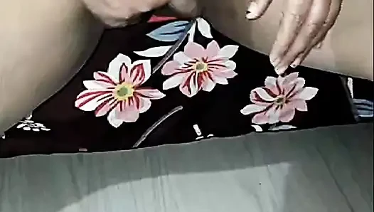 Bandana giyen yenge fışkırtıyor.