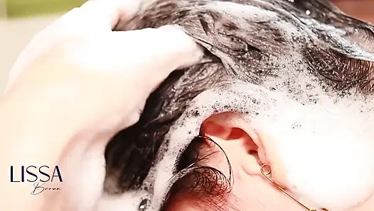 Pencucian rambut, kondom, dan berlumuran busa dengan celana kulit