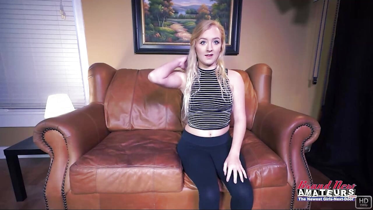 सुनहरे बालों वाली उत्तेजित Alex और काले बाल वाली कारमेन अपनी चूत को खुश करती हैं और लंड साझा करती हैं!