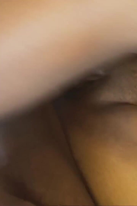 デシカップルが寝室で楽しもう